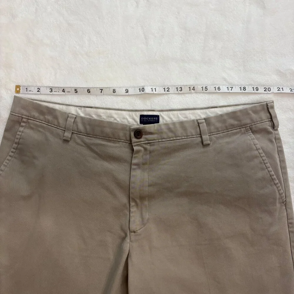 Dockers Mens Classic Fit Beige Khaki Pants W40 L32 Casual and Classic